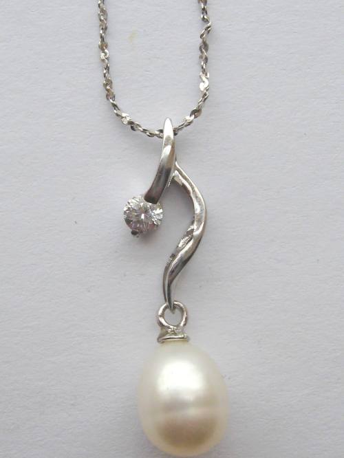high lustre white pearl on silver pendant from crimeajewel